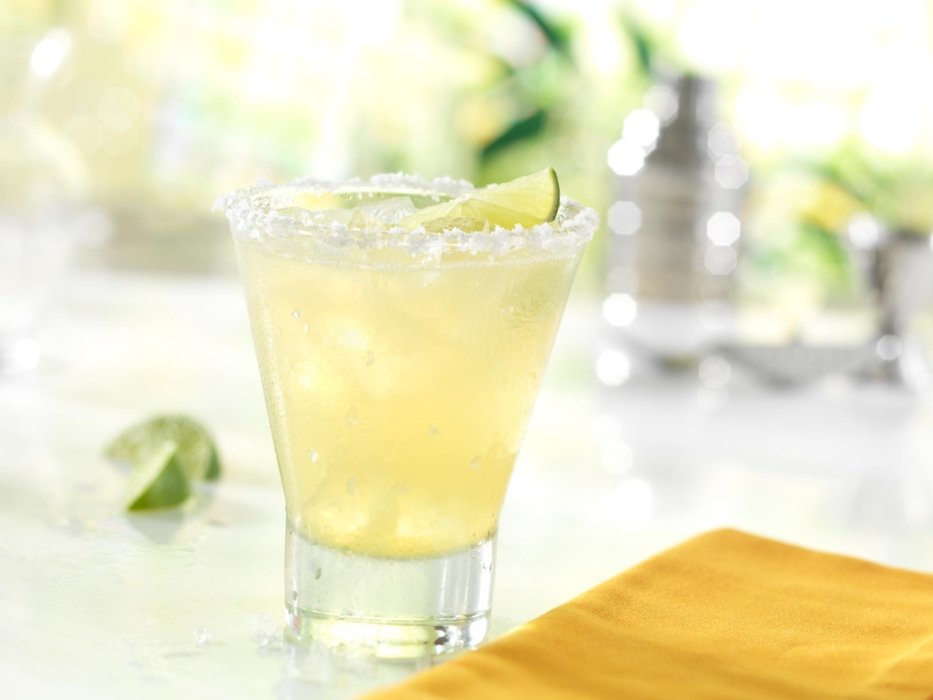 Red Robin Ziosk drink image. A cocktail image with limes